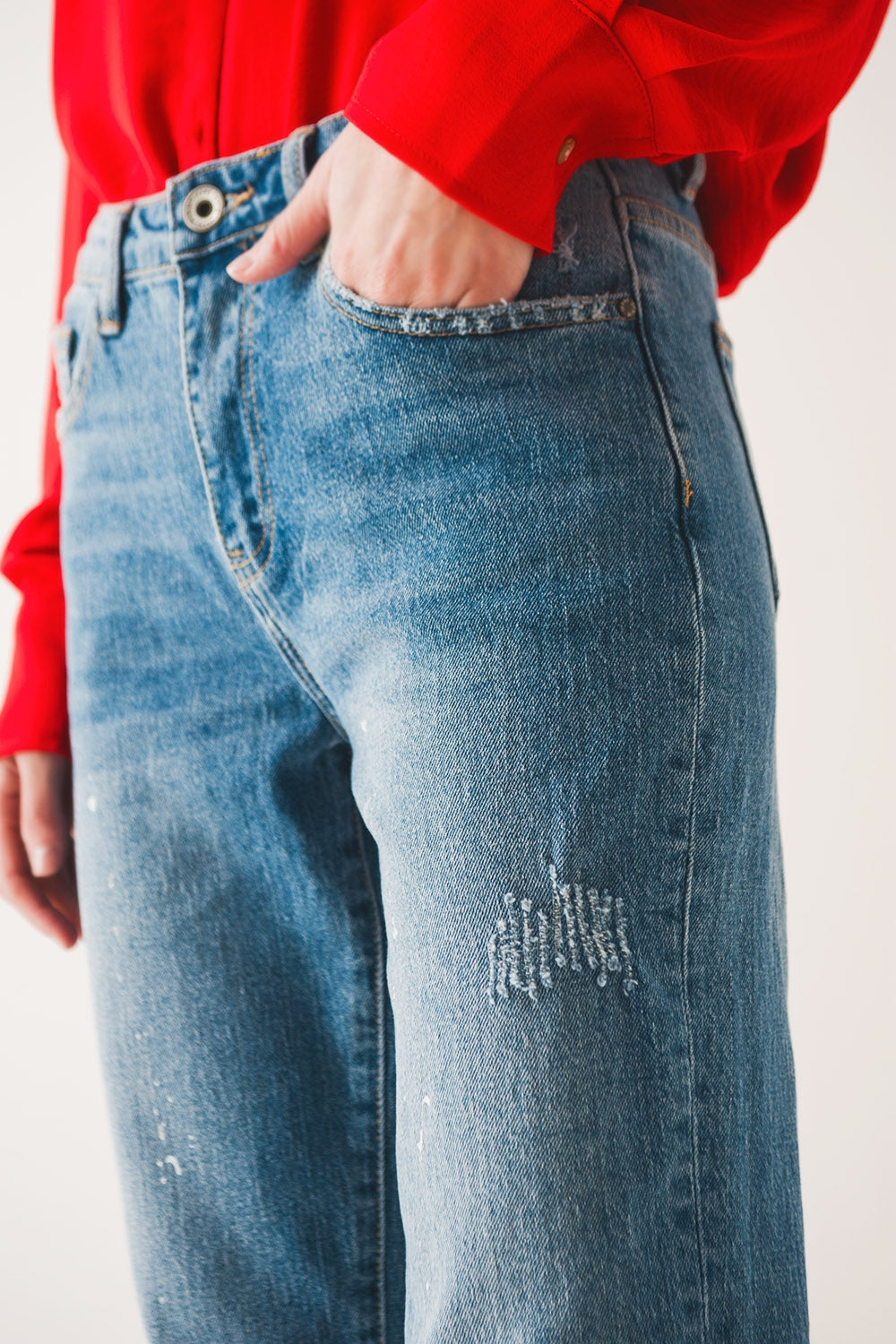 Mom jeans con schizzi di pittura
