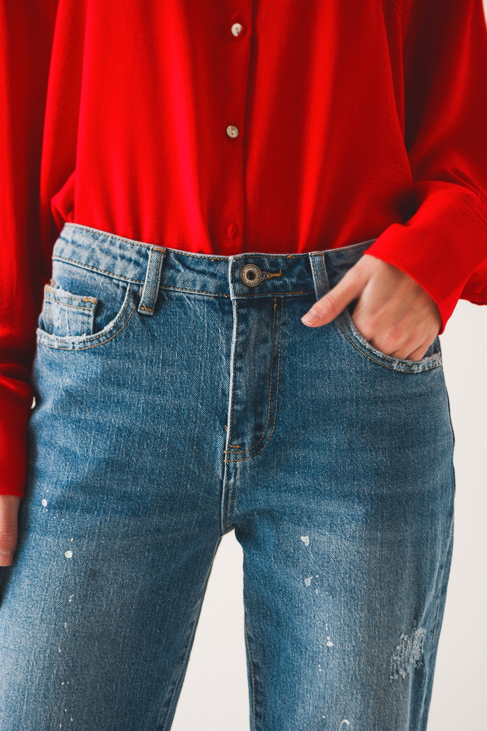 Mom jeans con schizzi di pittura