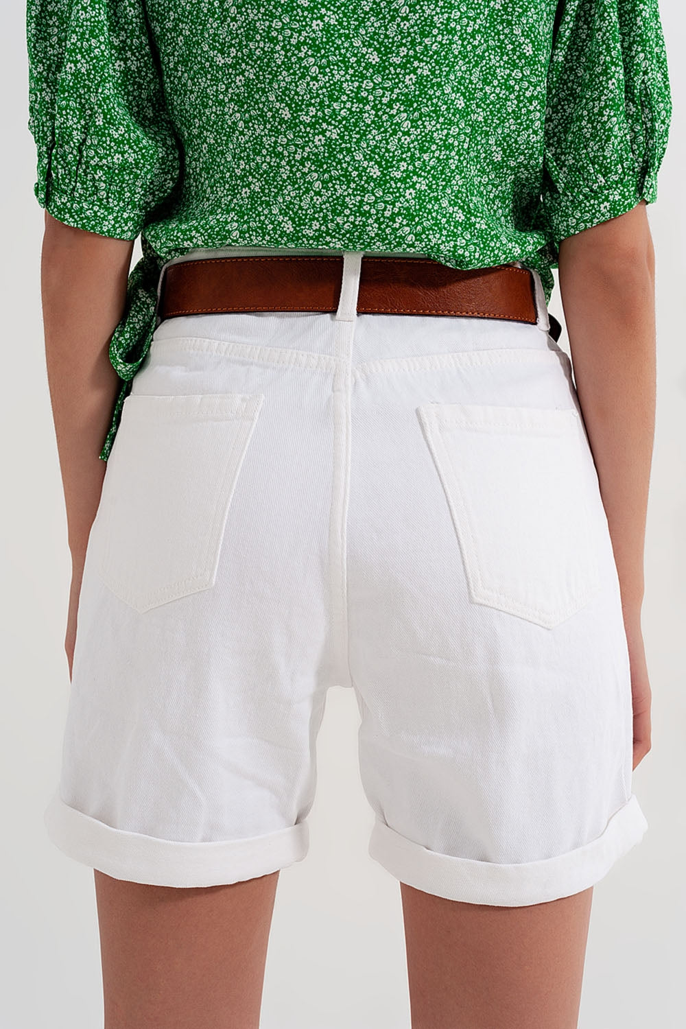 Mom shorts di jeans bianchi