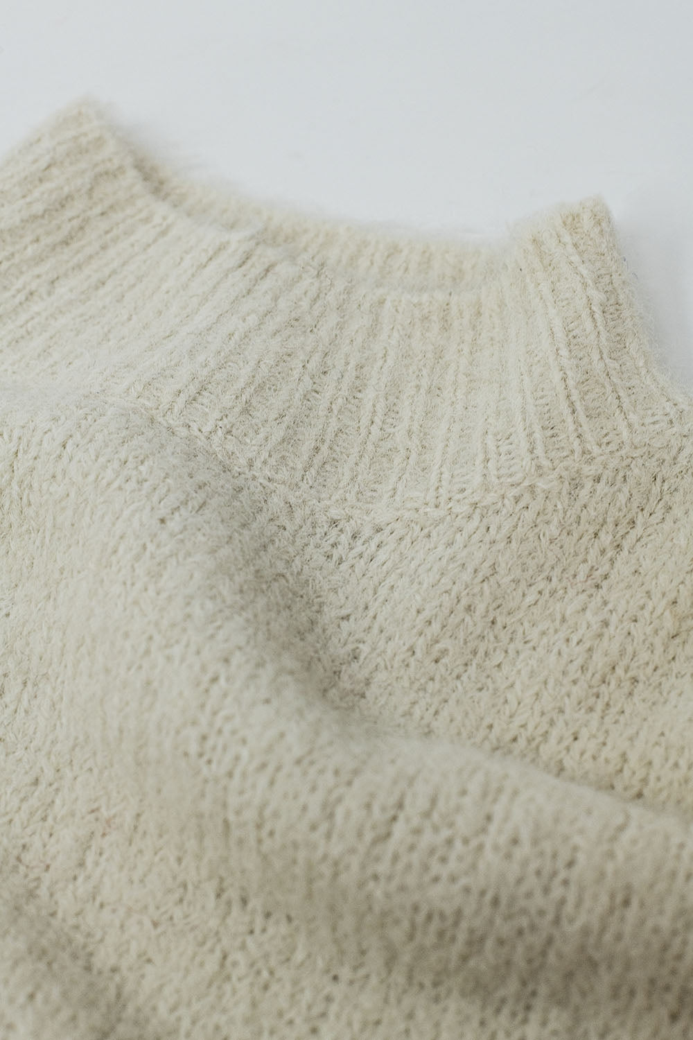 Morbido maglione beige con collo alto e maniche a palloncino