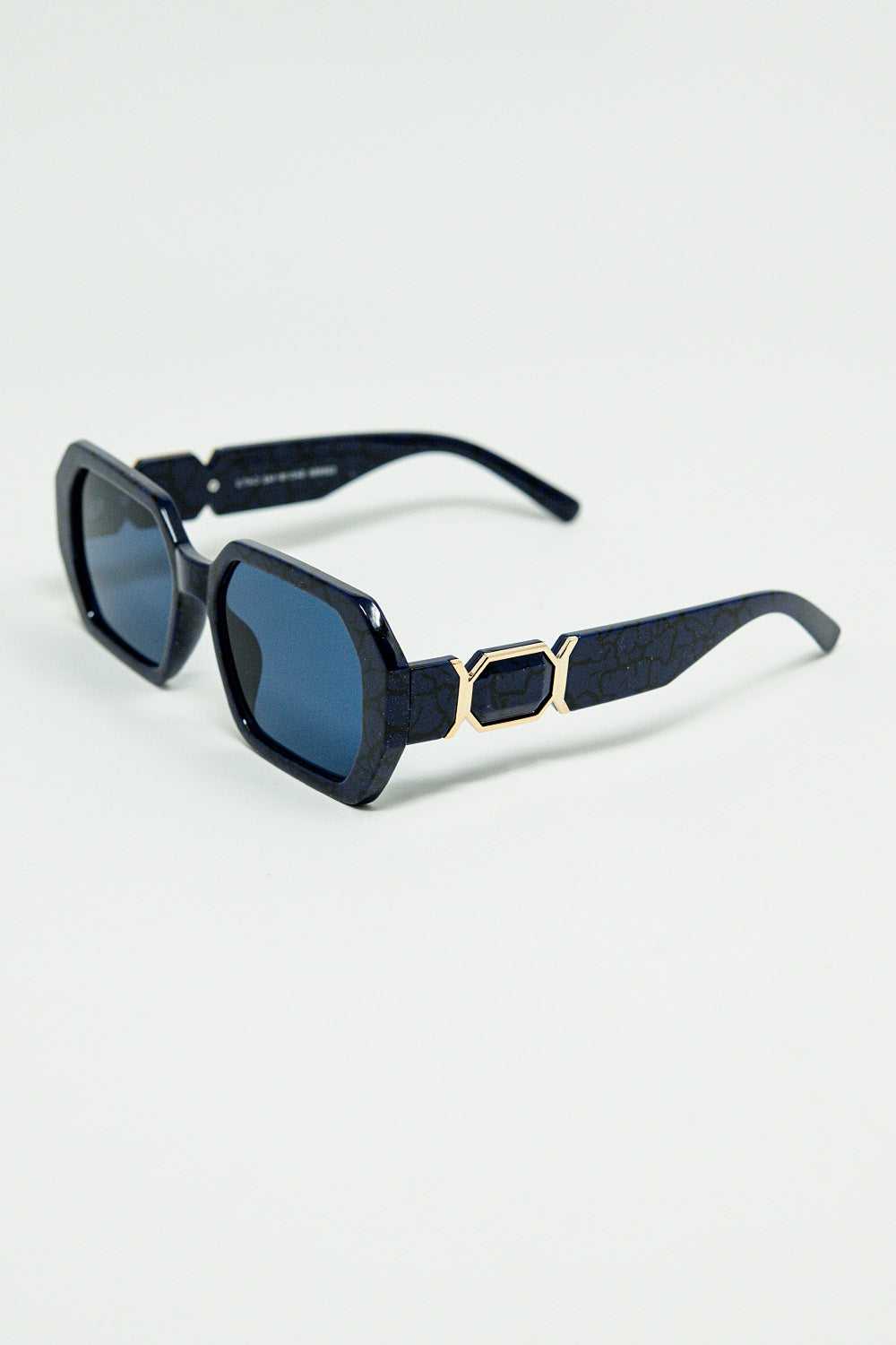 Occhiali da sole a forma di diamante in nero con lenti blu intenso