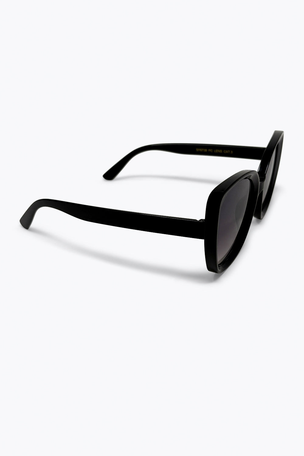 Occhiali da sole alla moda neri oversize a occhi di gatto con lenti sfumate