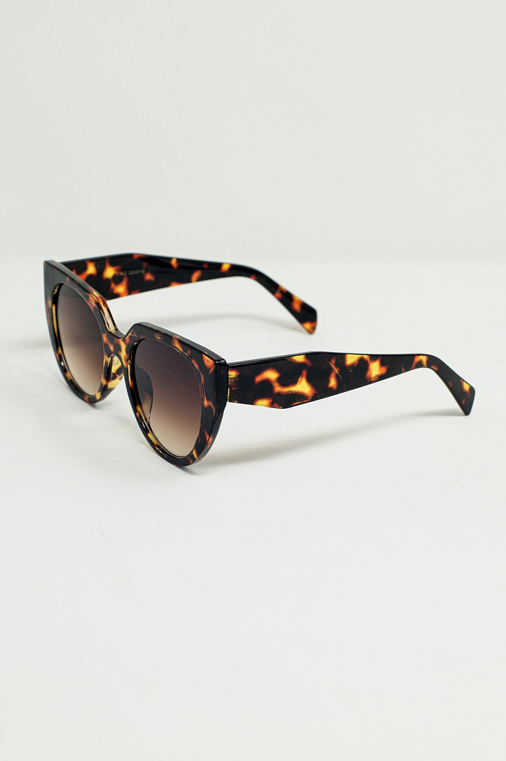 Occhiali da sole cat eye oversize con ampio bordo in tartaruga