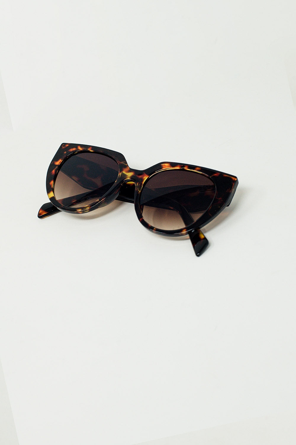 Occhiali da sole cat eye oversize con ampio bordo in tartaruga
