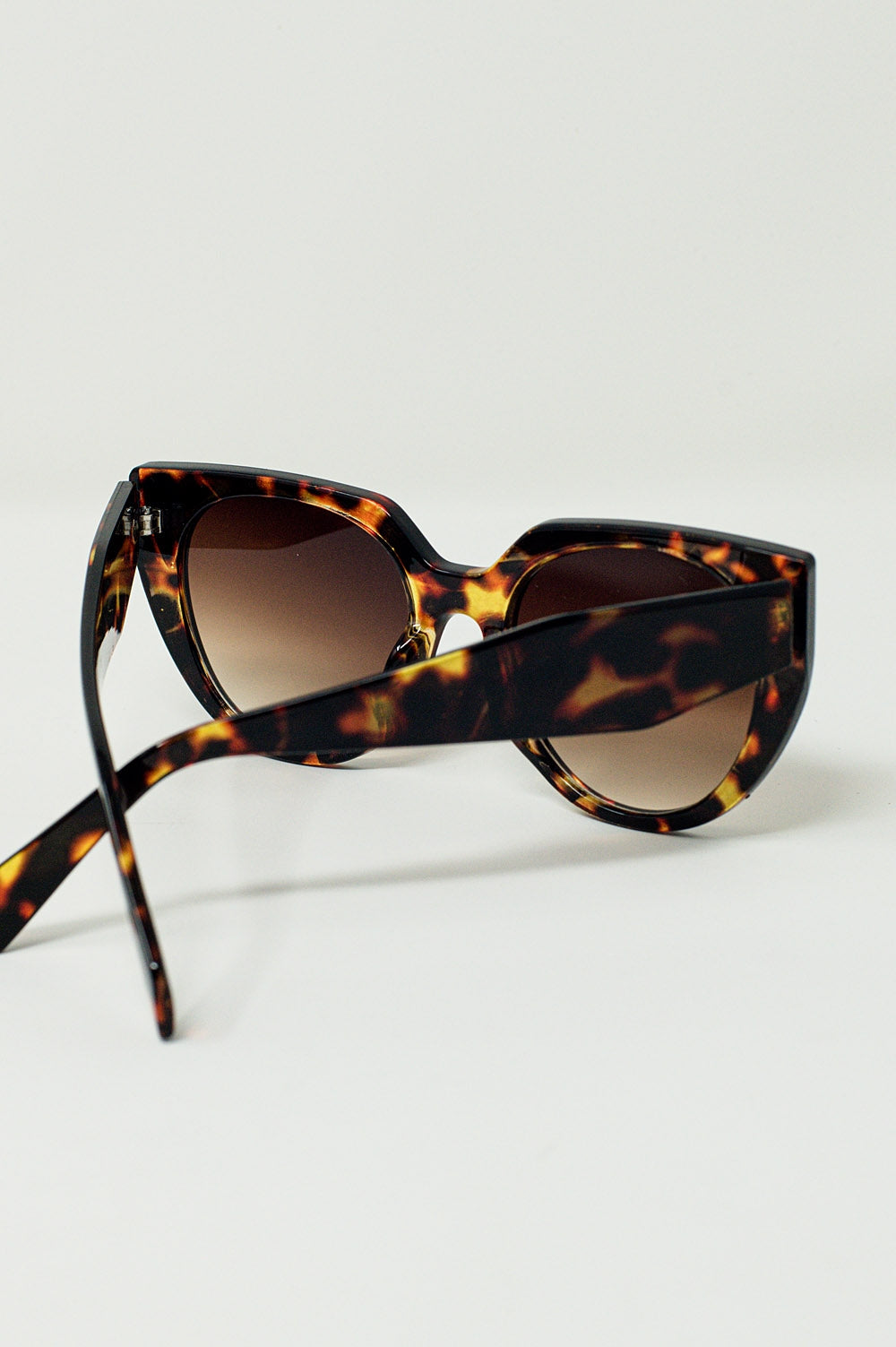 Occhiali da sole cat eye oversize con ampio bordo in tartaruga