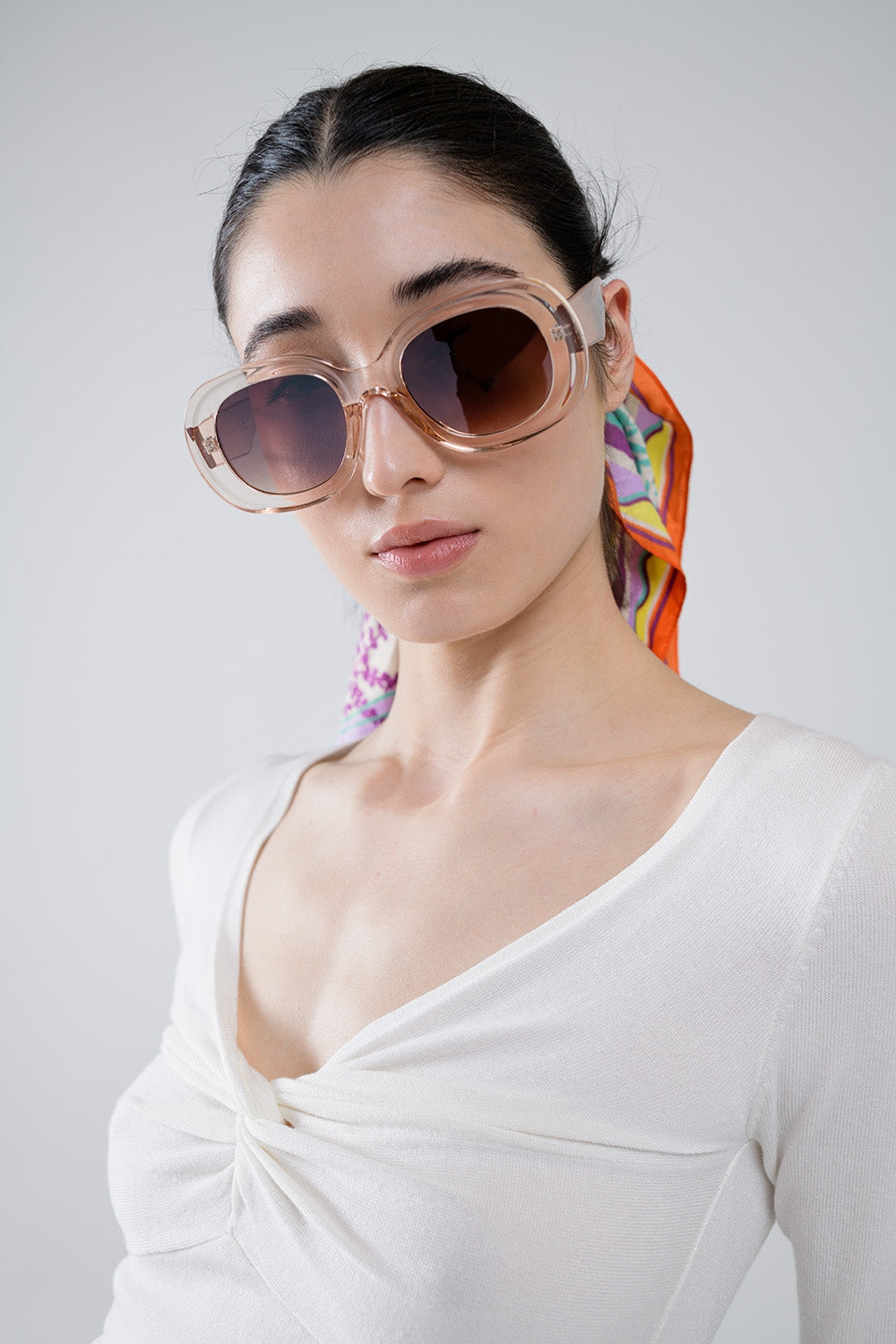 Occhiali da sole circolari oversize in bianco traslucido