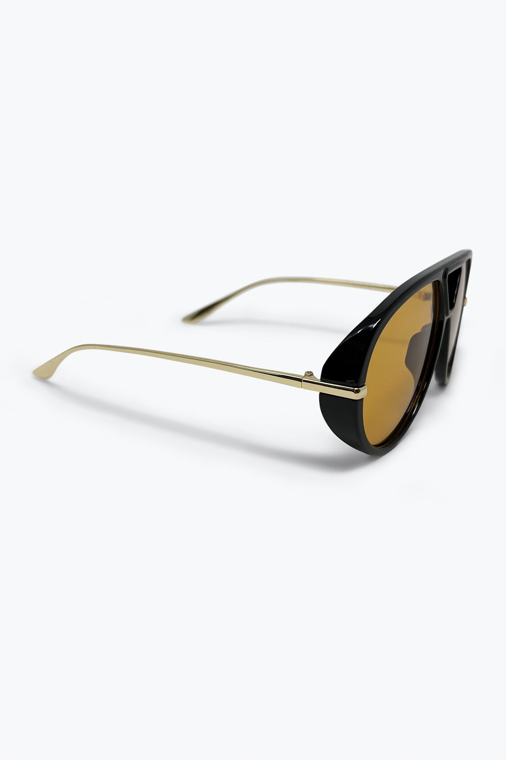 Occhiali da sole con montatura aviatore oversize nera con rifiniture in oro e lenti ambra