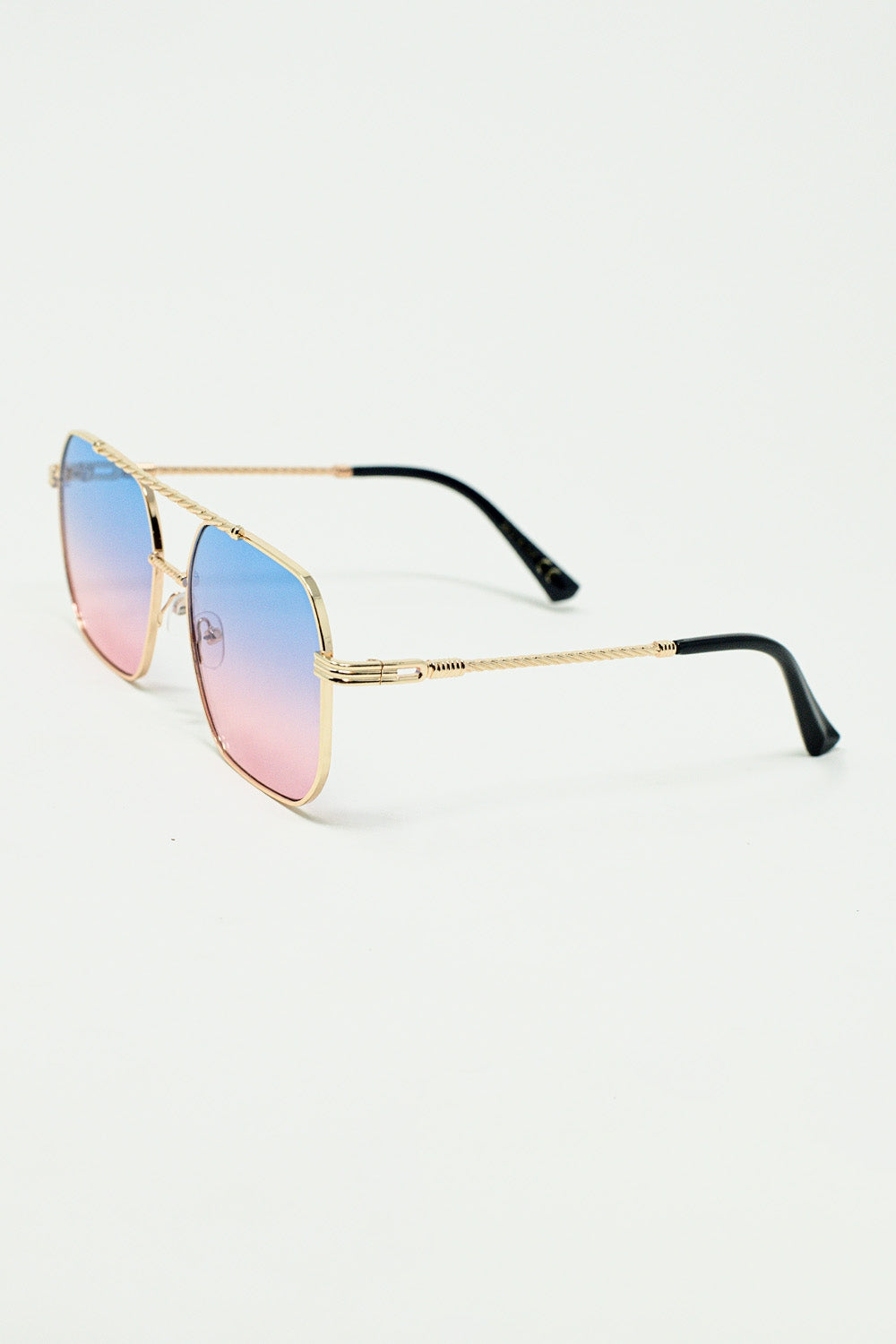 occhiali da sole con montatura quadrata dorata in azzurro sfumato con rosa