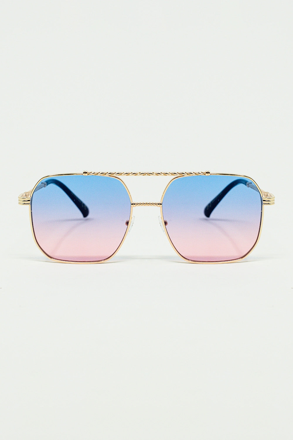 Q2 occhiali da sole con montatura quadrata dorata in azzurro sfumato con rosa