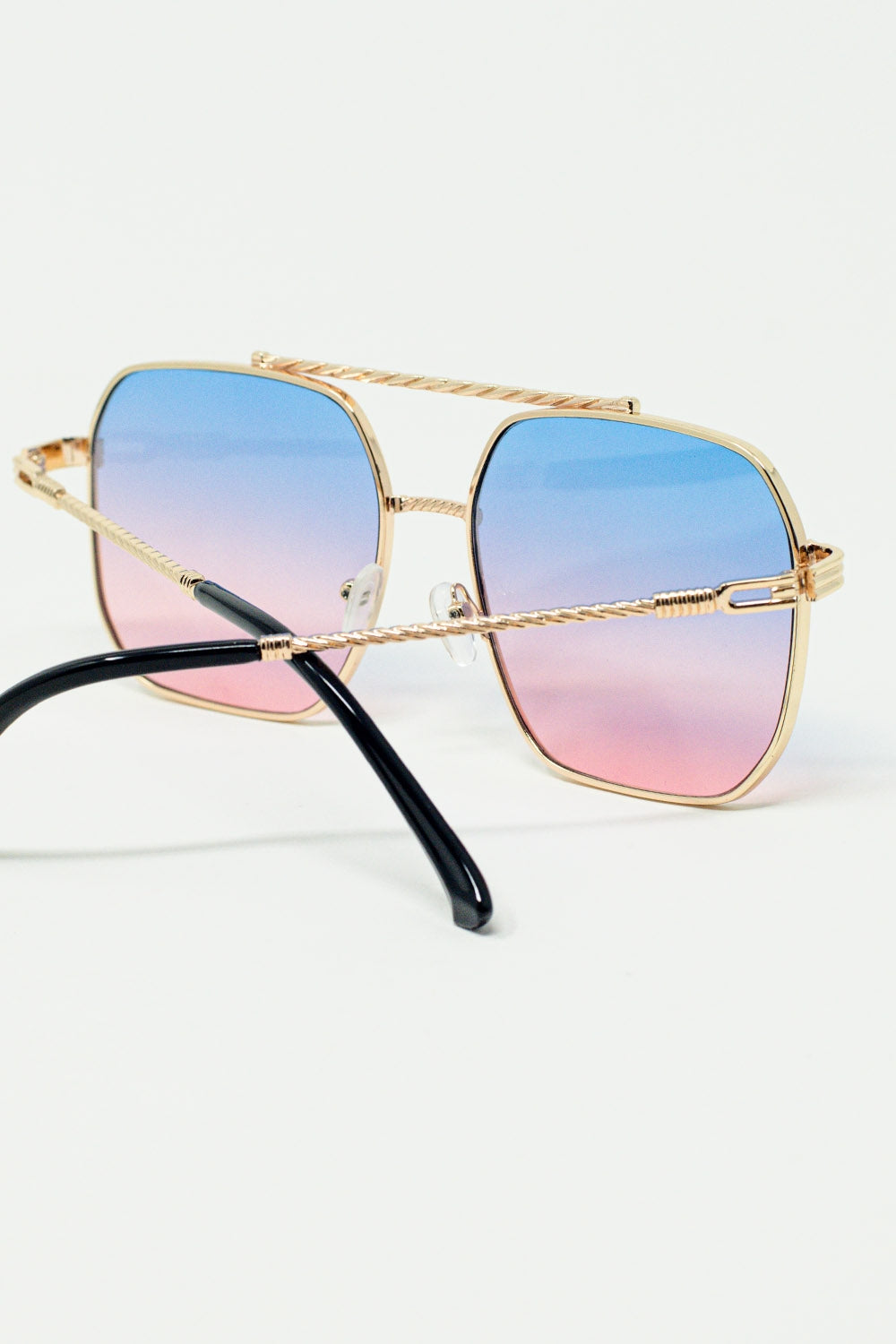 occhiali da sole con montatura quadrata dorata in azzurro sfumato con rosa