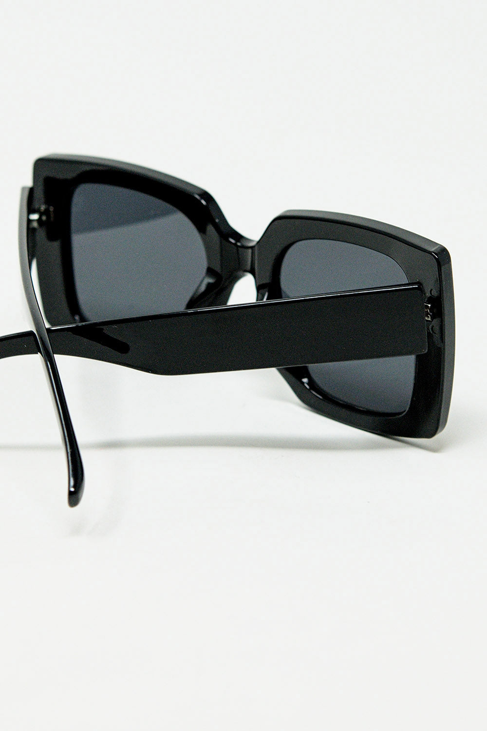 occhiali da sole dalla silhouette vintage con un sottile angolo cat-eye in nero