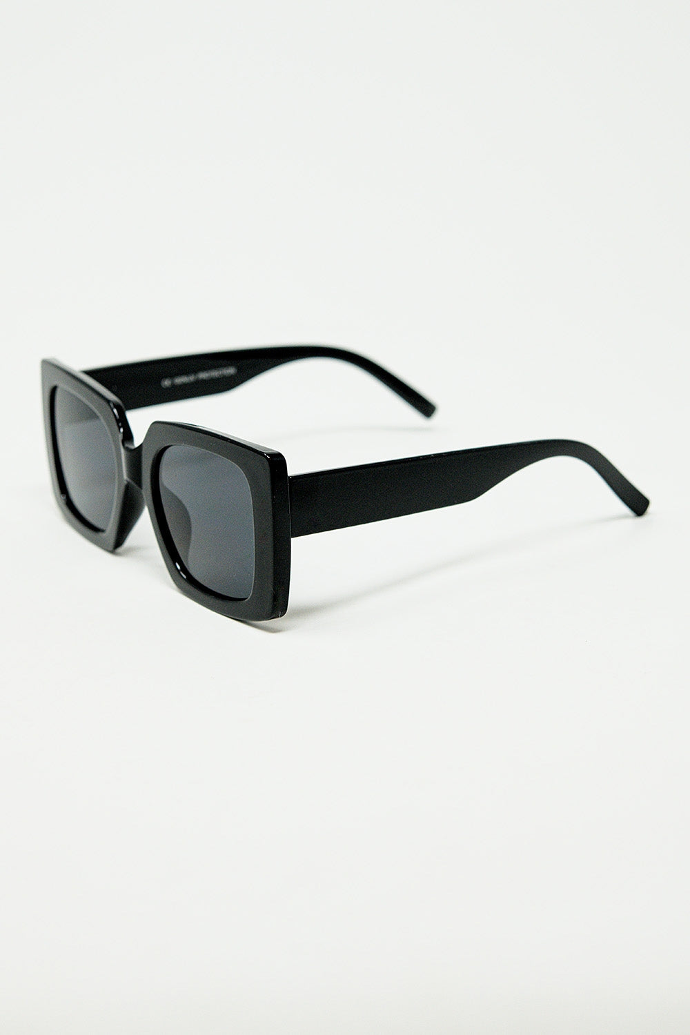 occhiali da sole dalla silhouette vintage con un sottile angolo cat-eye in nero