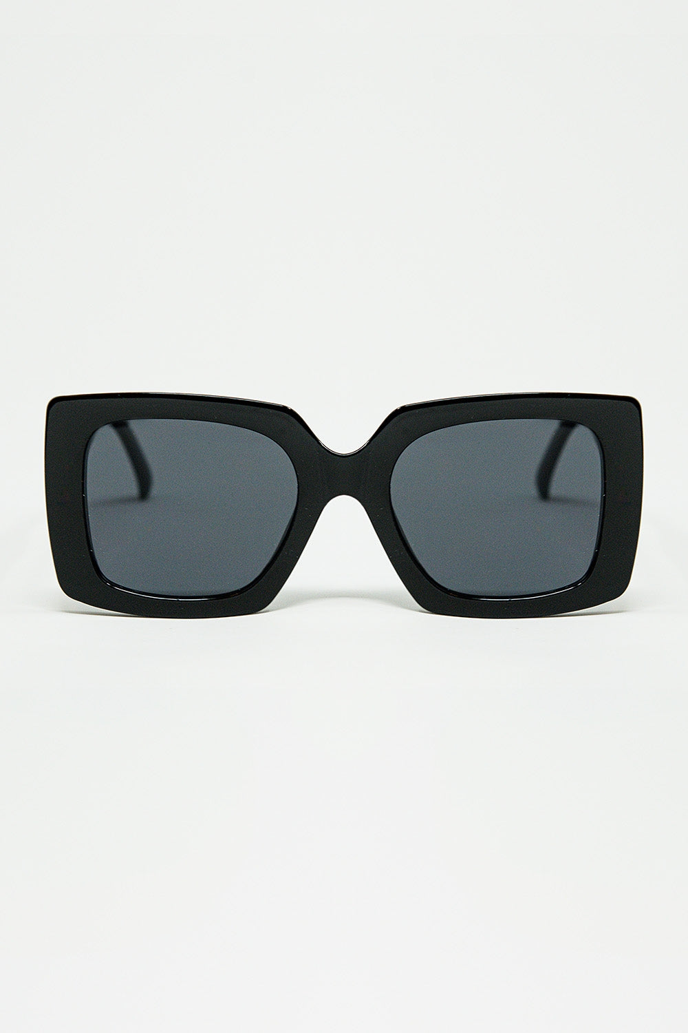 Q2 occhiali da sole dalla silhouette vintage con un sottile angolo cat-eye in nero