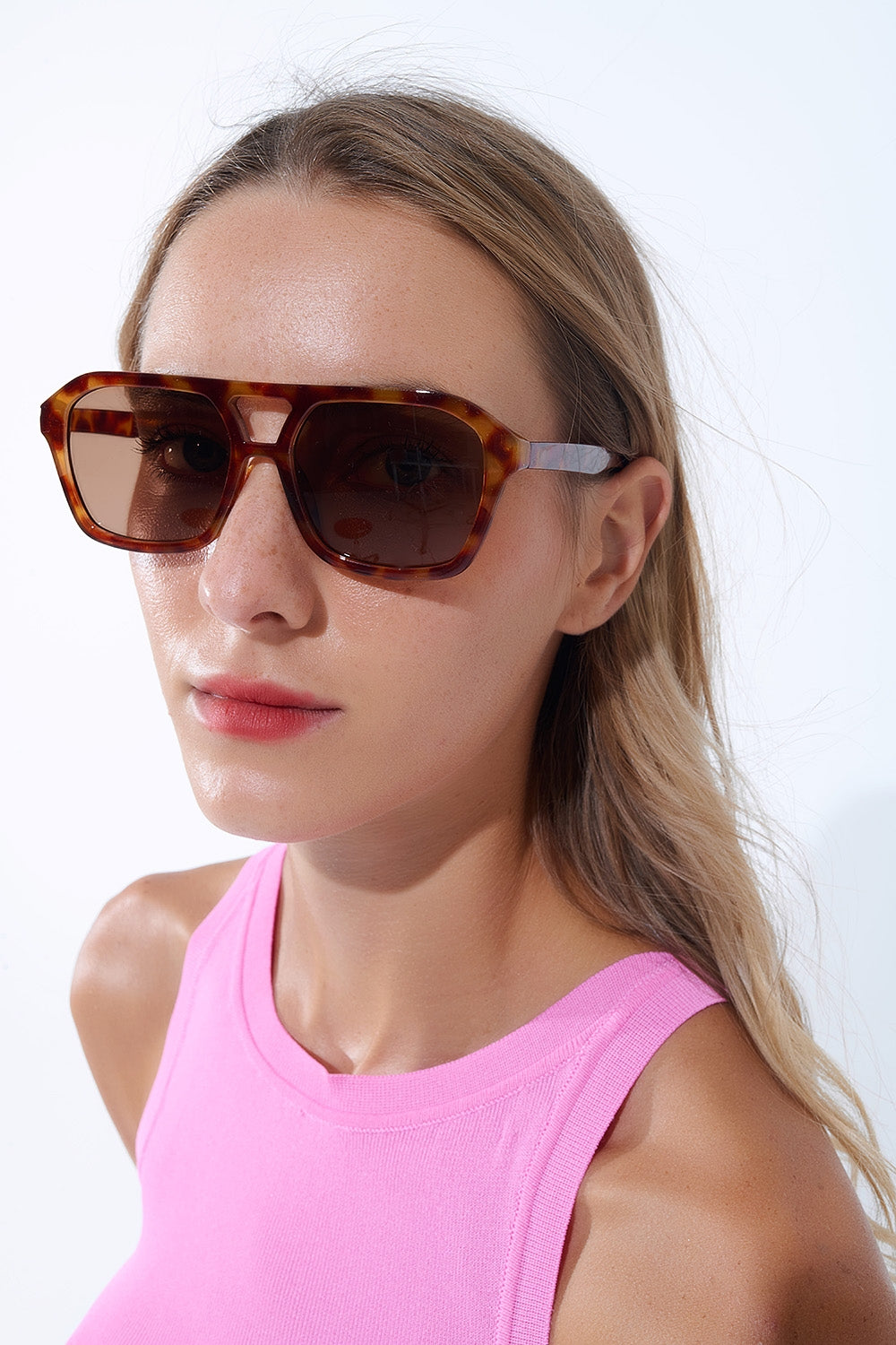 Q2 Occhiali da sole in stile rétro con montatura in tartaruga color cammello e lenti nere
