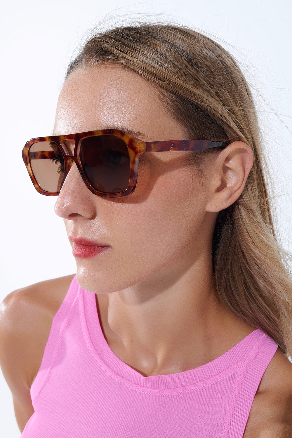 Occhiali da sole in stile rétro con montatura in tartaruga color cammello e lenti nere