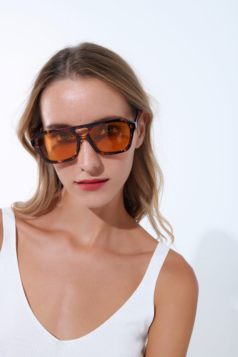 Occhiali da sole in stile rétro con montatura in tartaruga marrone e lenti arancioni