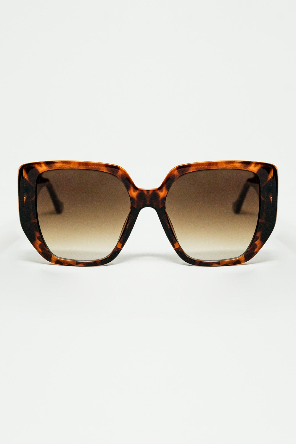 Q2 Occhiali da sole marroni in stile pin-up con design geometrico e occhi da gatto