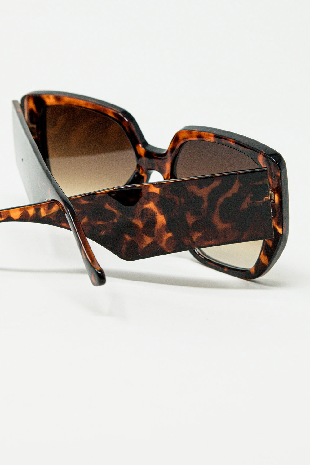 Occhiali da sole marroni in stile pin-up con design geometrico e occhi da gatto
