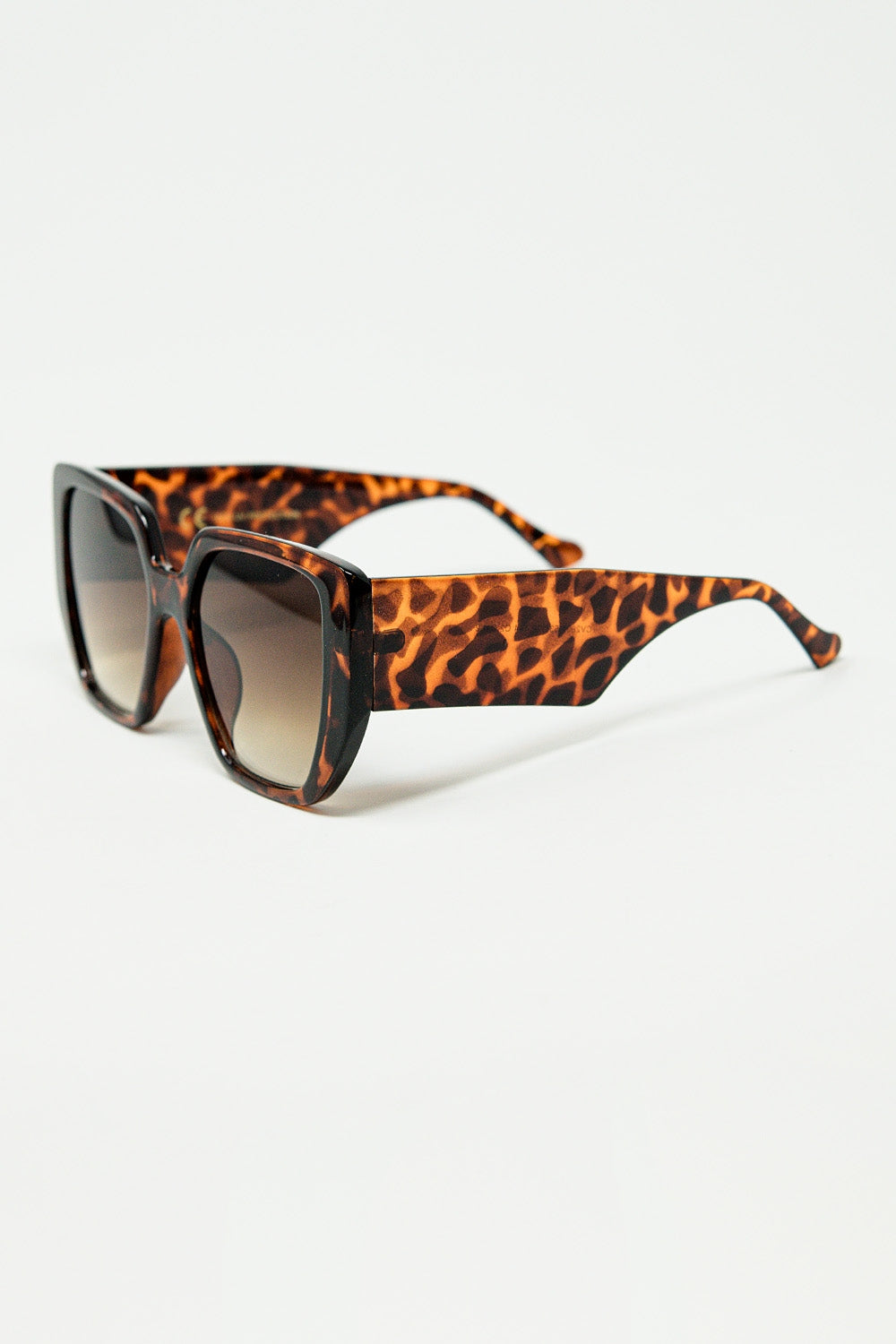 Occhiali da sole marroni in stile pin-up con design geometrico e occhi da gatto
