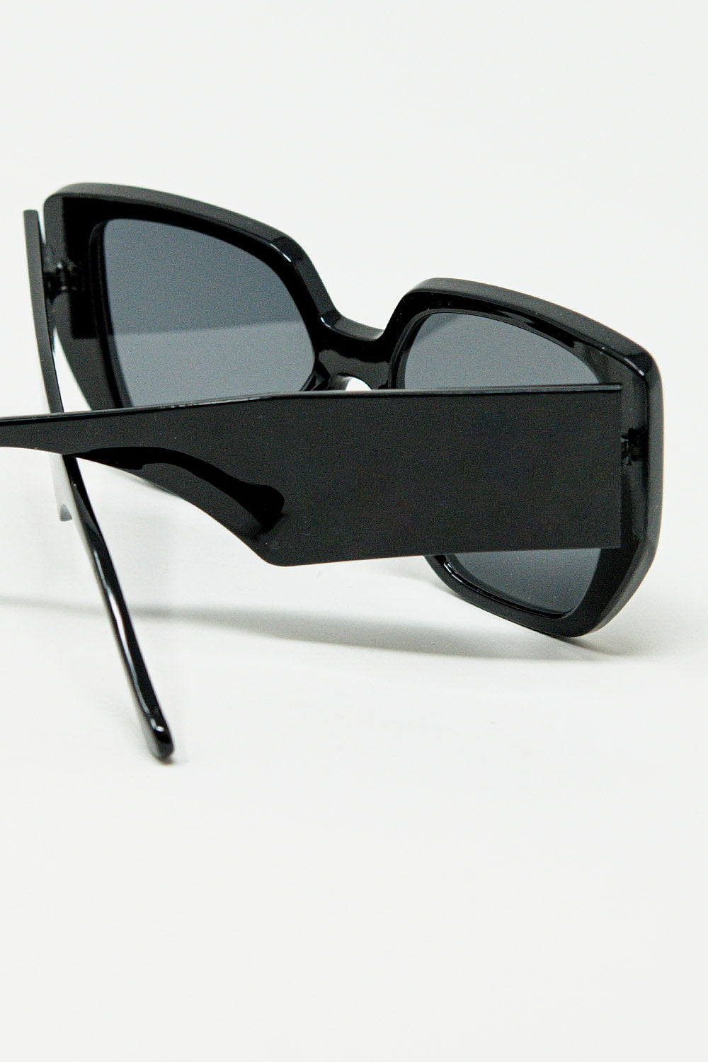 Occhiali da sole neri in stile pin-up con design geometrico e occhi da gatto