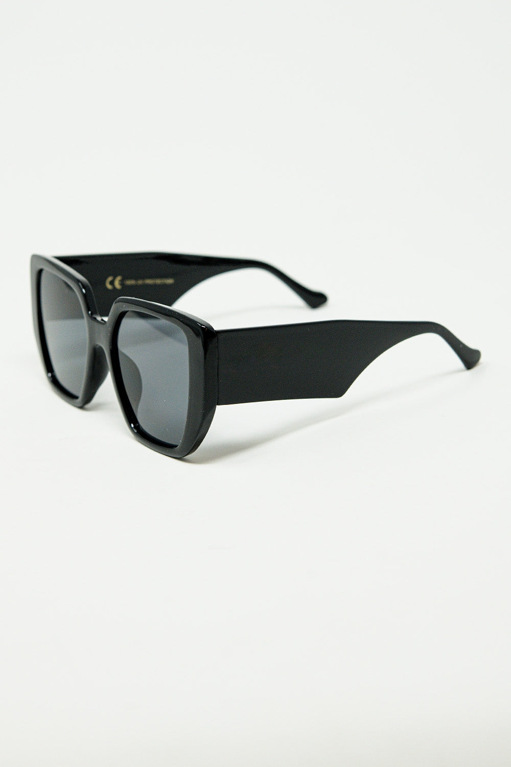 Occhiali da sole neri in stile pin-up con design geometrico e occhi da gatto