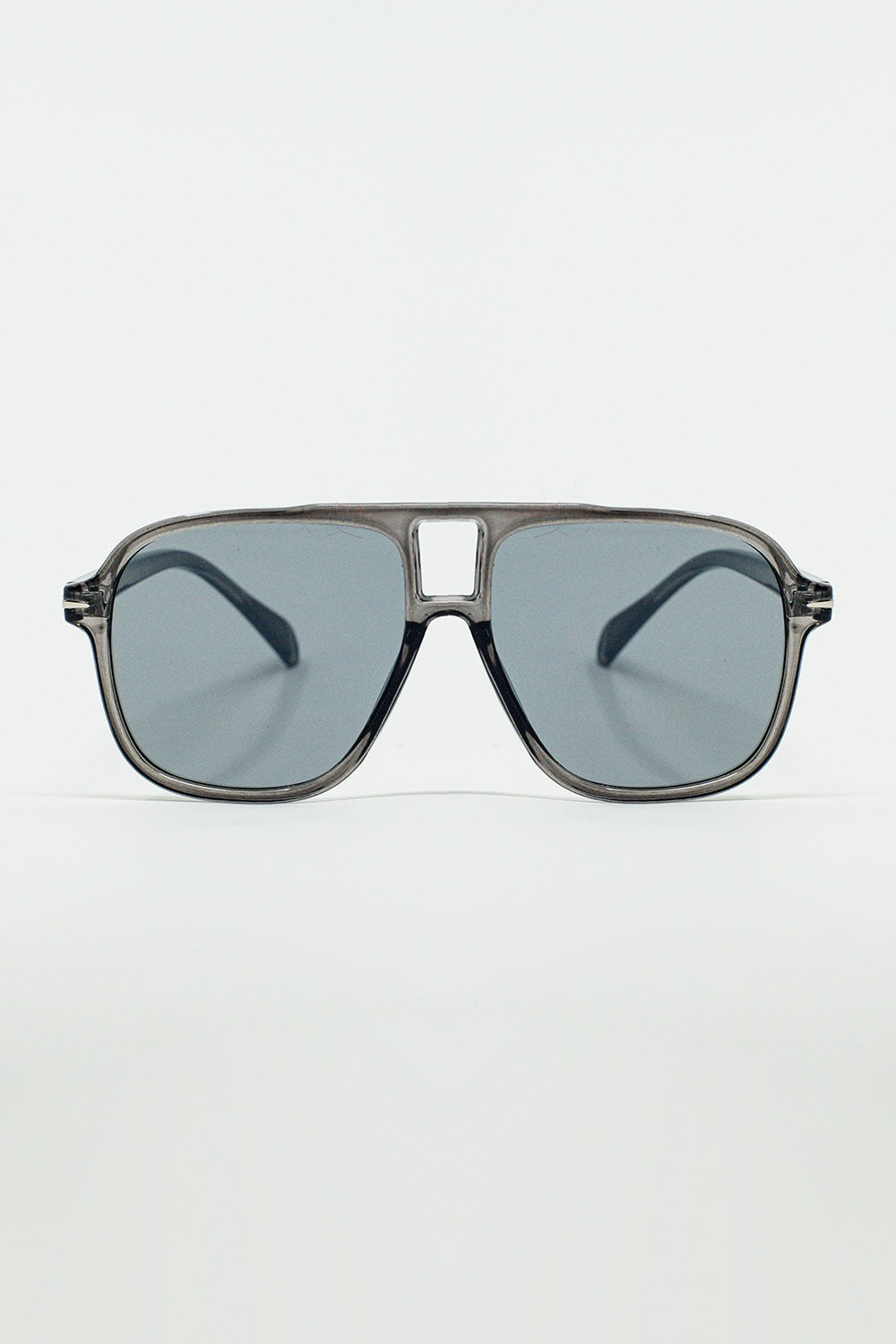 Q2 Occhiali da sole Oval Aviator con lenti grigio fumo in grigio