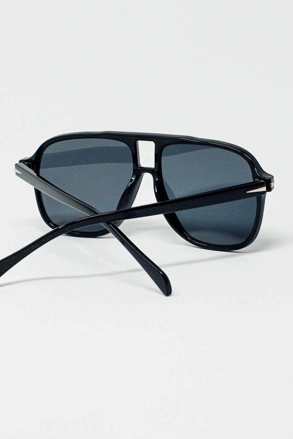 Occhiali da sole Oval Aviator con lenti nere fumé in nero