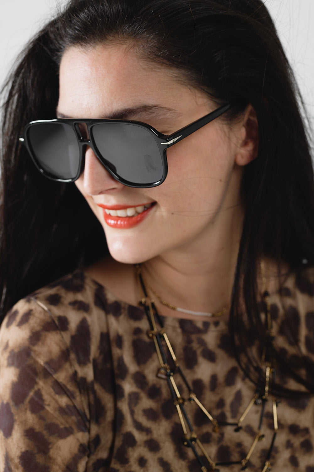 Occhiali da sole Oval Aviator con lenti nere fumé in nero