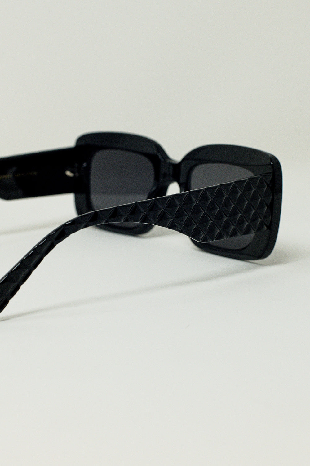 Occhiali da sole ovali oversize con dettaglio laterale in nero