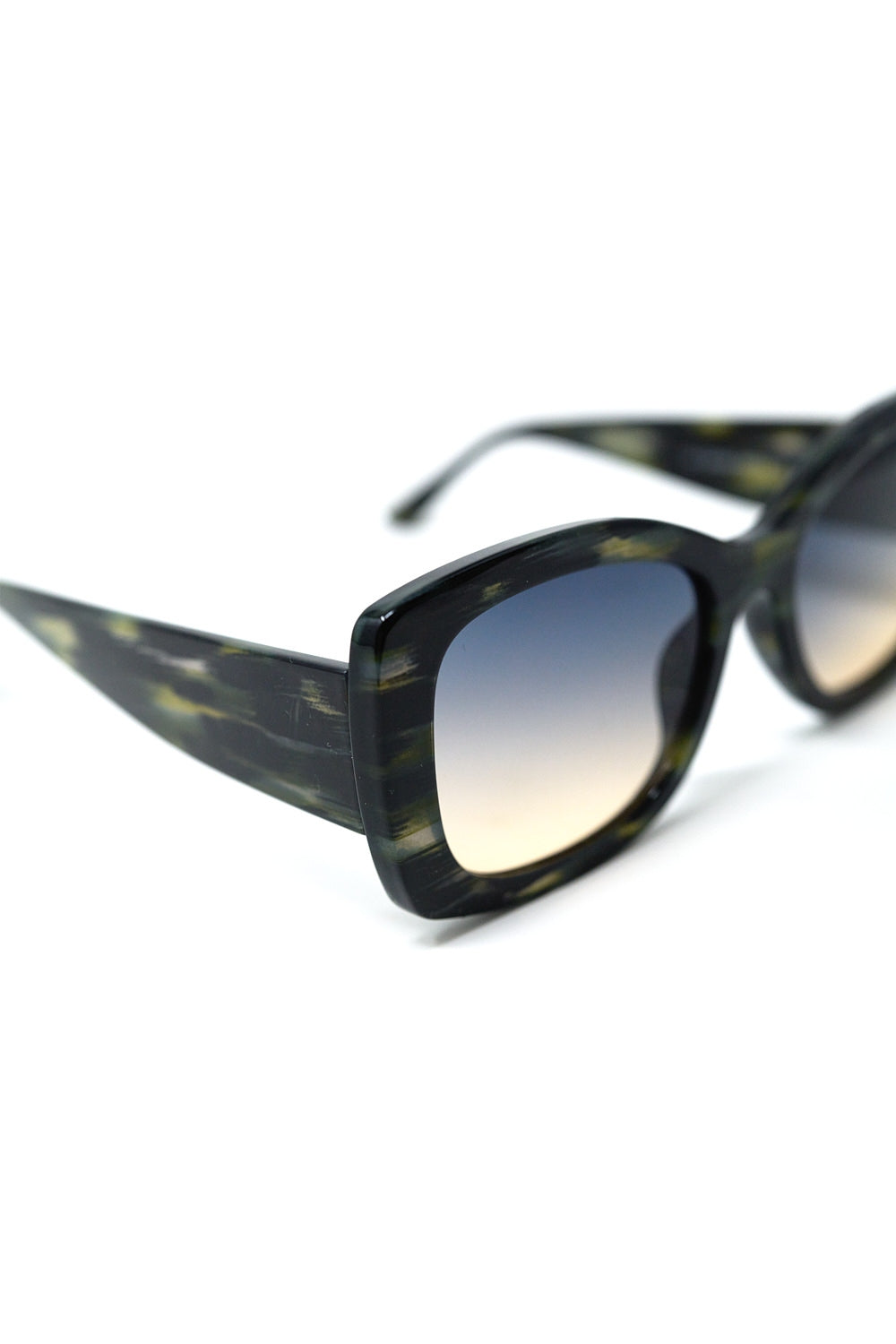 Occhiali da sole ovali oversize con guscio di tartaruga verde in acetato