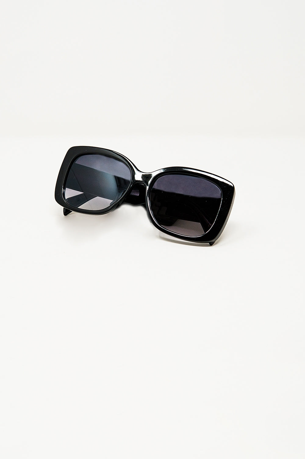 Occhiali da sole oversize con montatura sottile e squadrata in nero