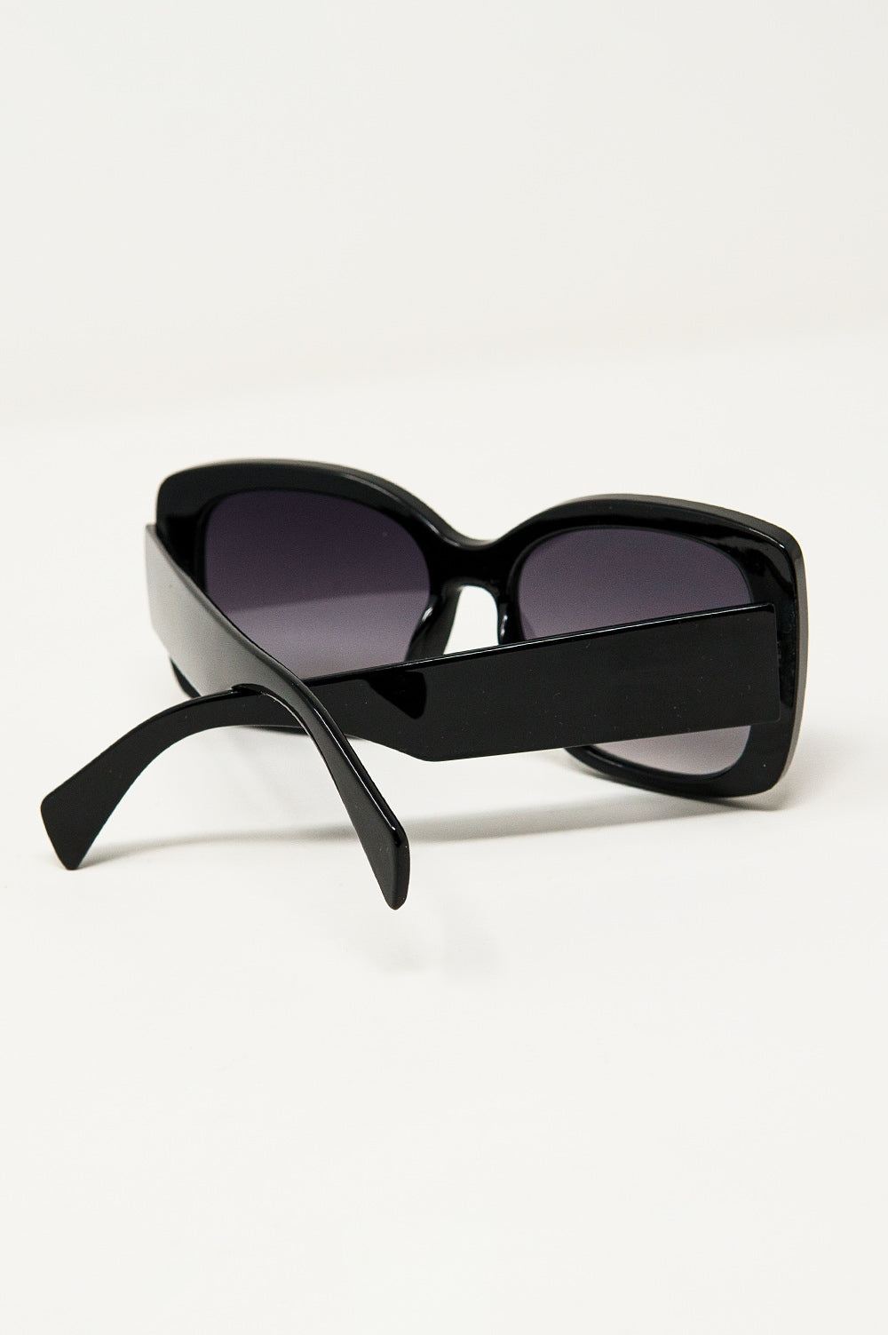 Occhiali da sole oversize con montatura sottile e squadrata in nero