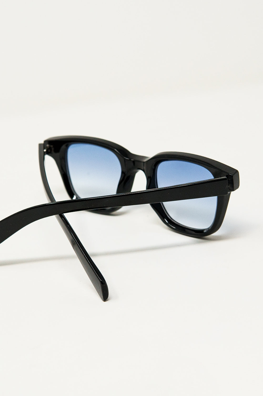 Occhiali da sole tondi retrò con lenti blu fumo in nero