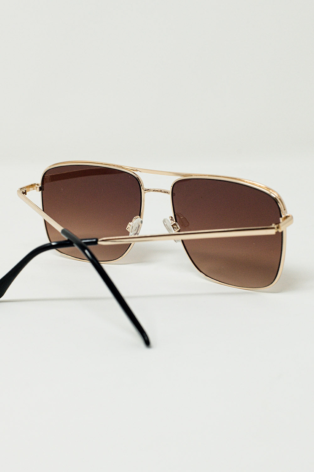 Occhiali da sole vintage con montatura dorata in marrone