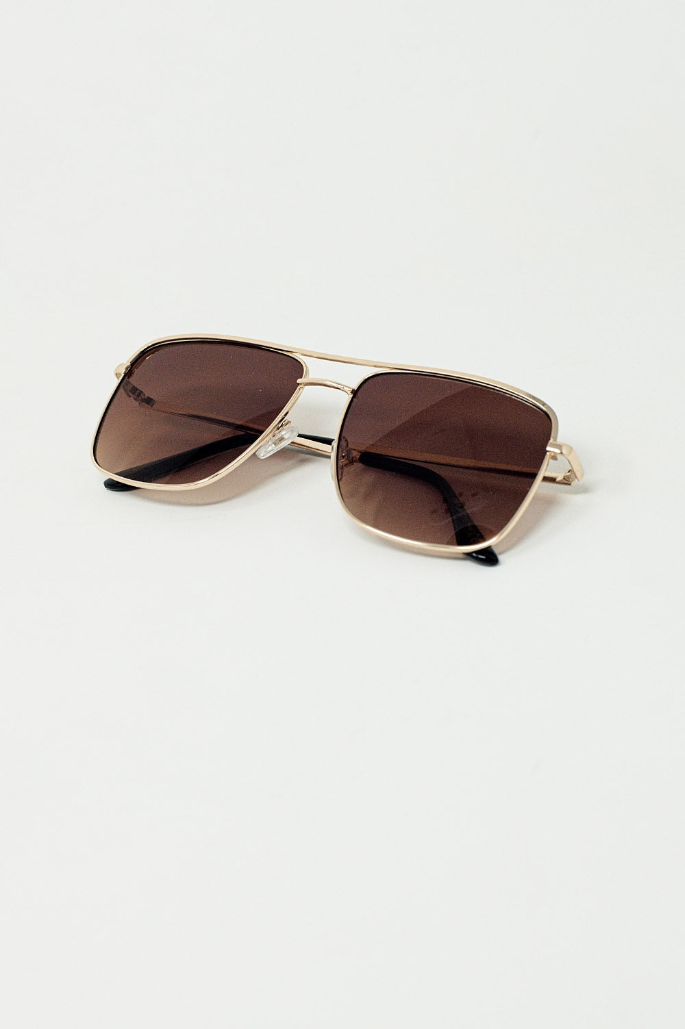 Occhiali da sole vintage con montatura dorata in marrone