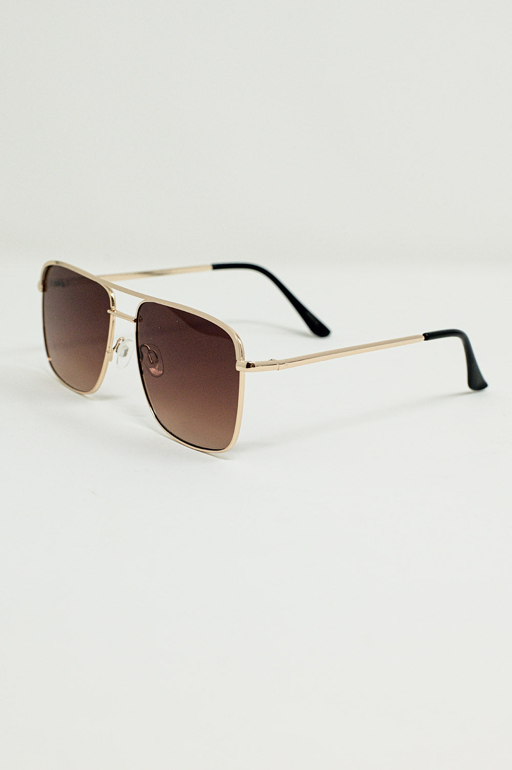 Occhiali da sole vintage con montatura dorata in marrone