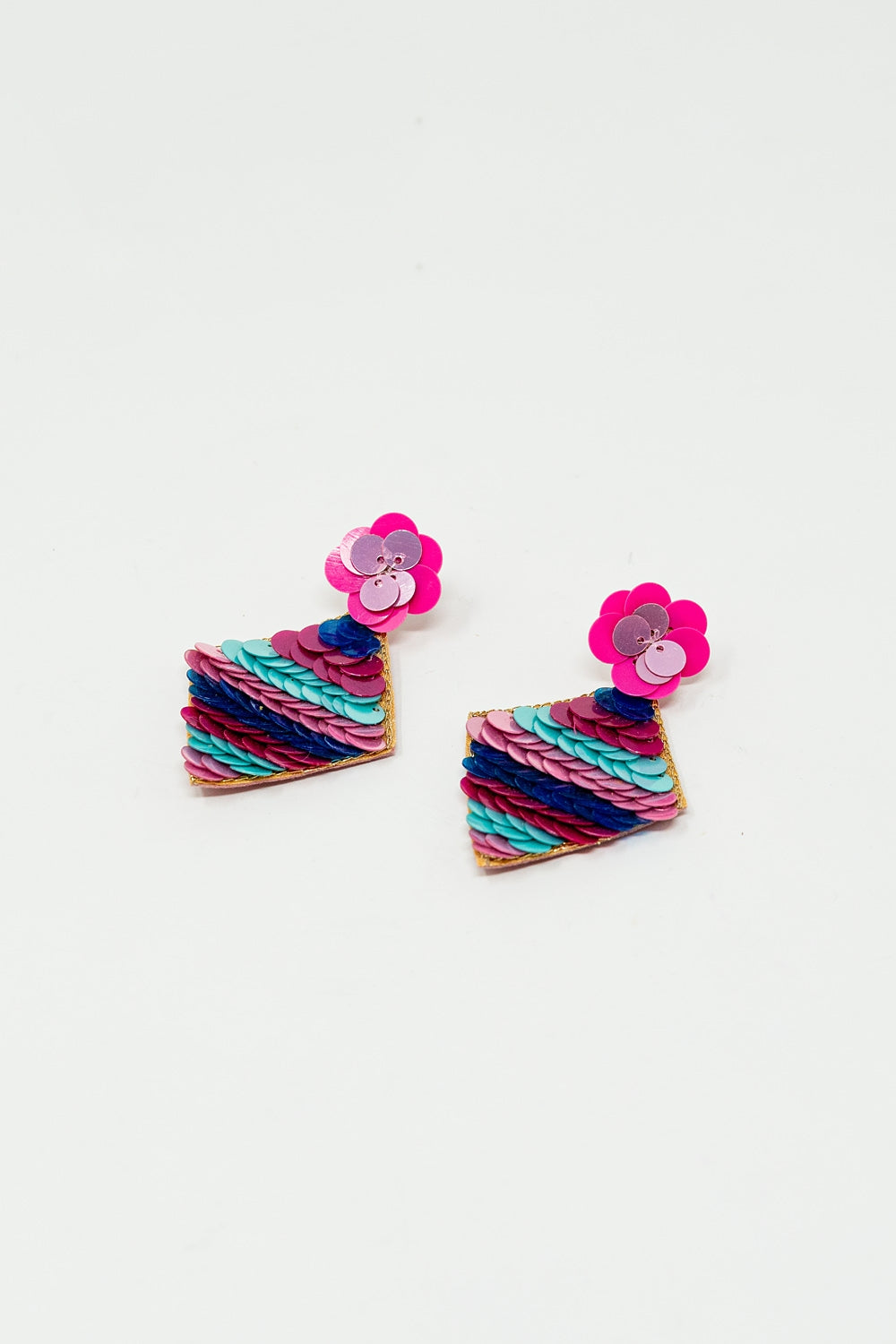Orecchini a forma di diamante con dettagli in paillettes multicolore.