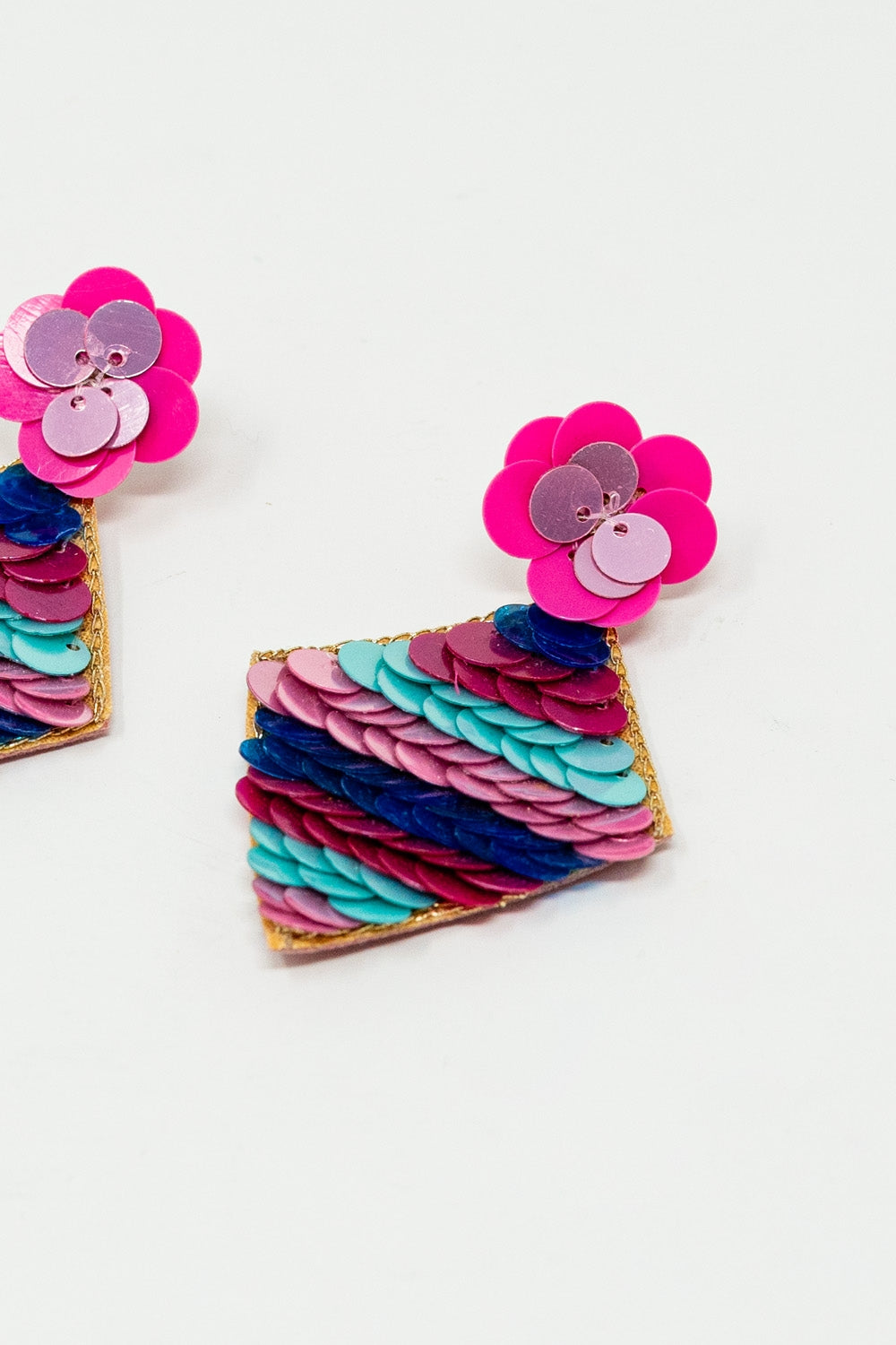Orecchini a forma di diamante con dettagli in paillettes multicolore.
