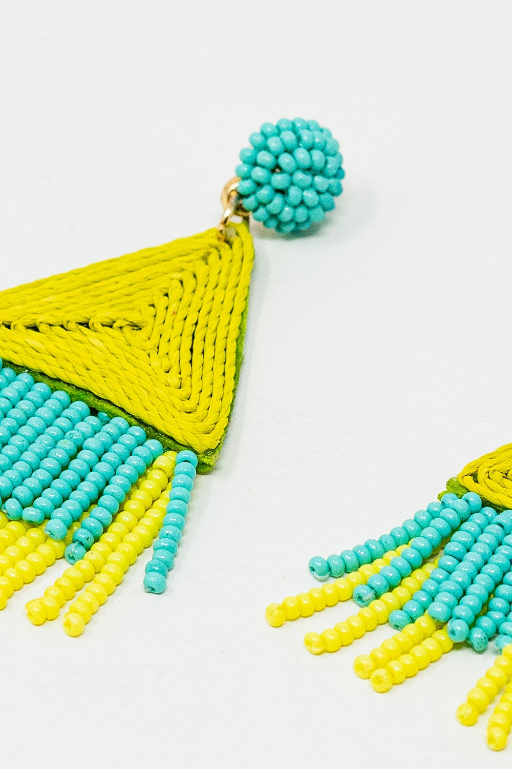 Orecchini a goccia in turchese con piramide e frangia in lime