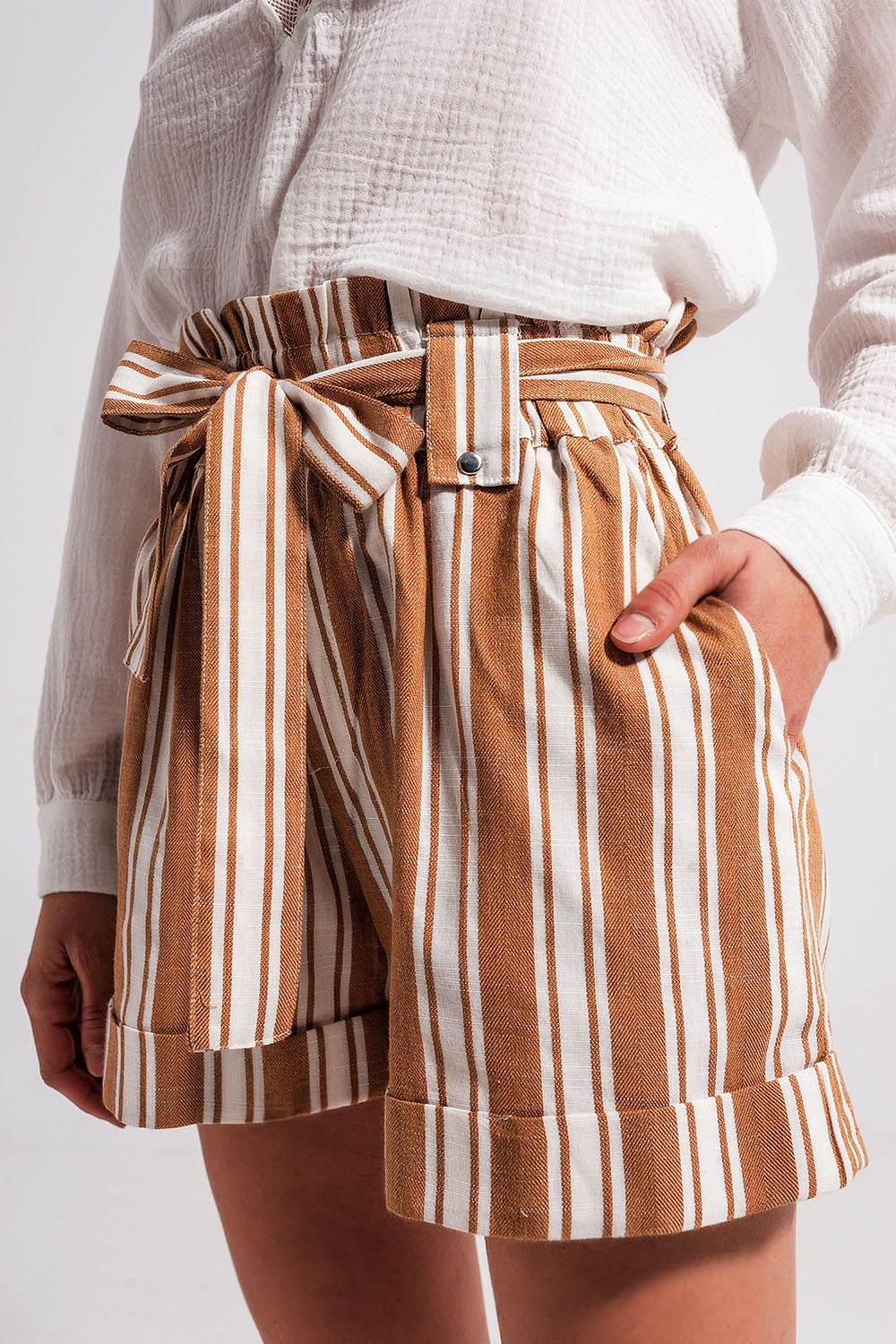 Pantaloncini a vita alta paperbag in beige