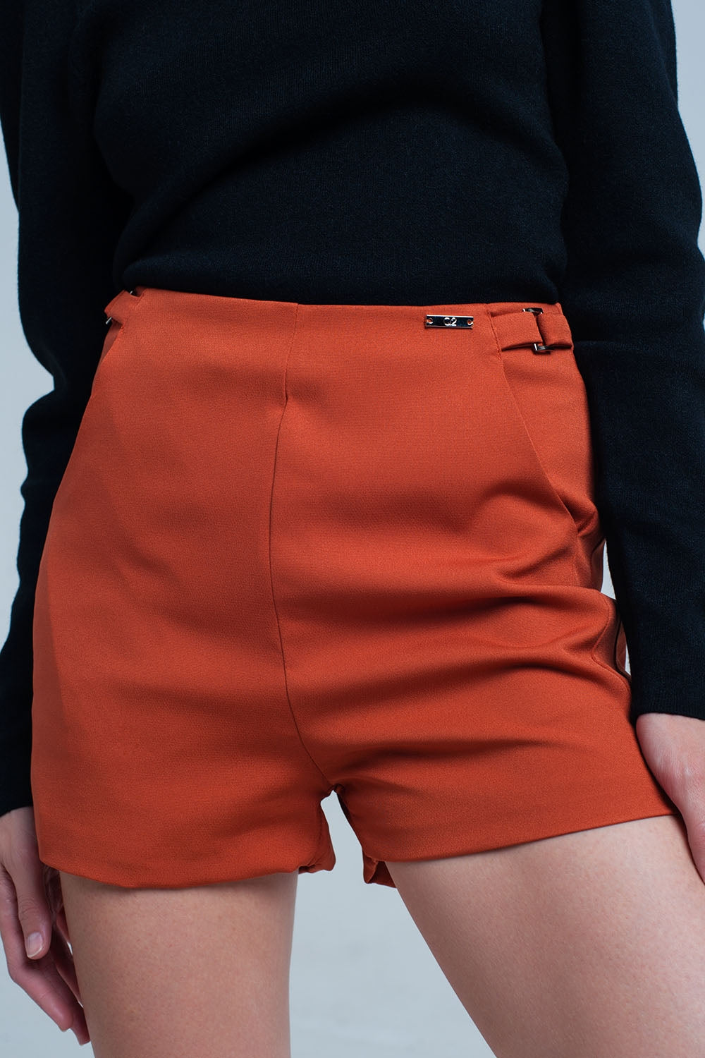 Pantaloncini arancioni con vita alta