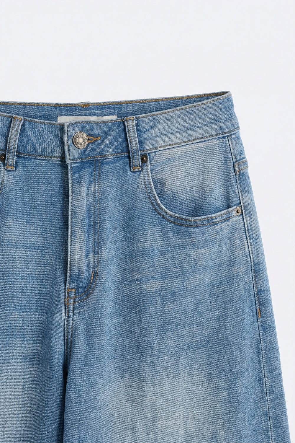 Pantaloncini Bermuda in denim blu chiaro a gamba larga e al ginocchio