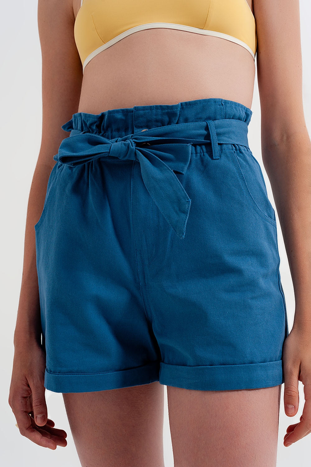 Pantaloncini blu con cintura in vita