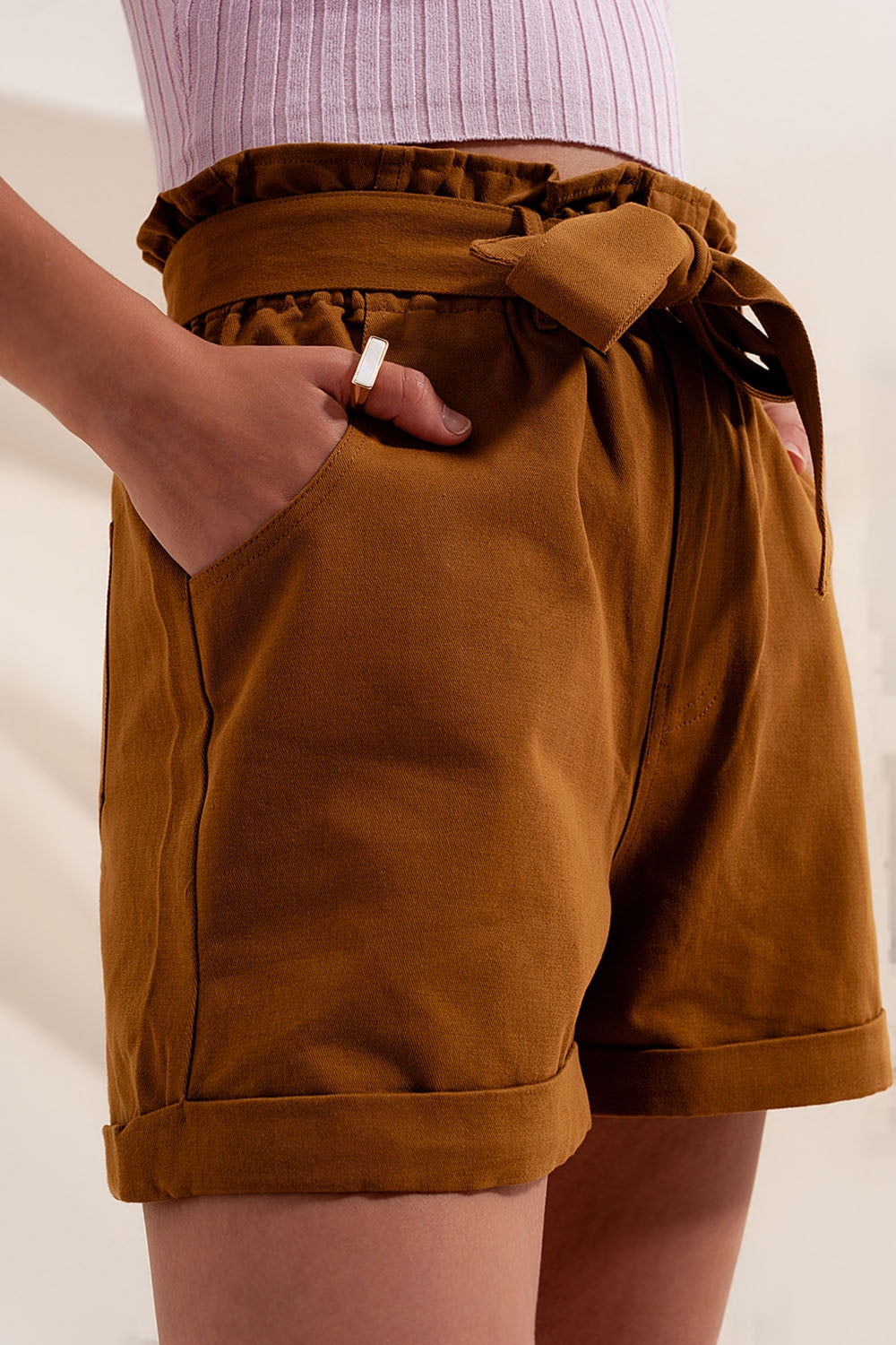 Pantaloncini cammello con cintura in vita