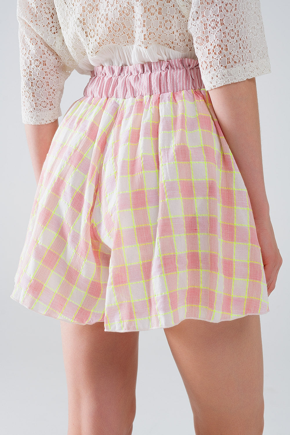 Pantaloncini con stampa a scacchi rosa e dettagli aderenti in vita