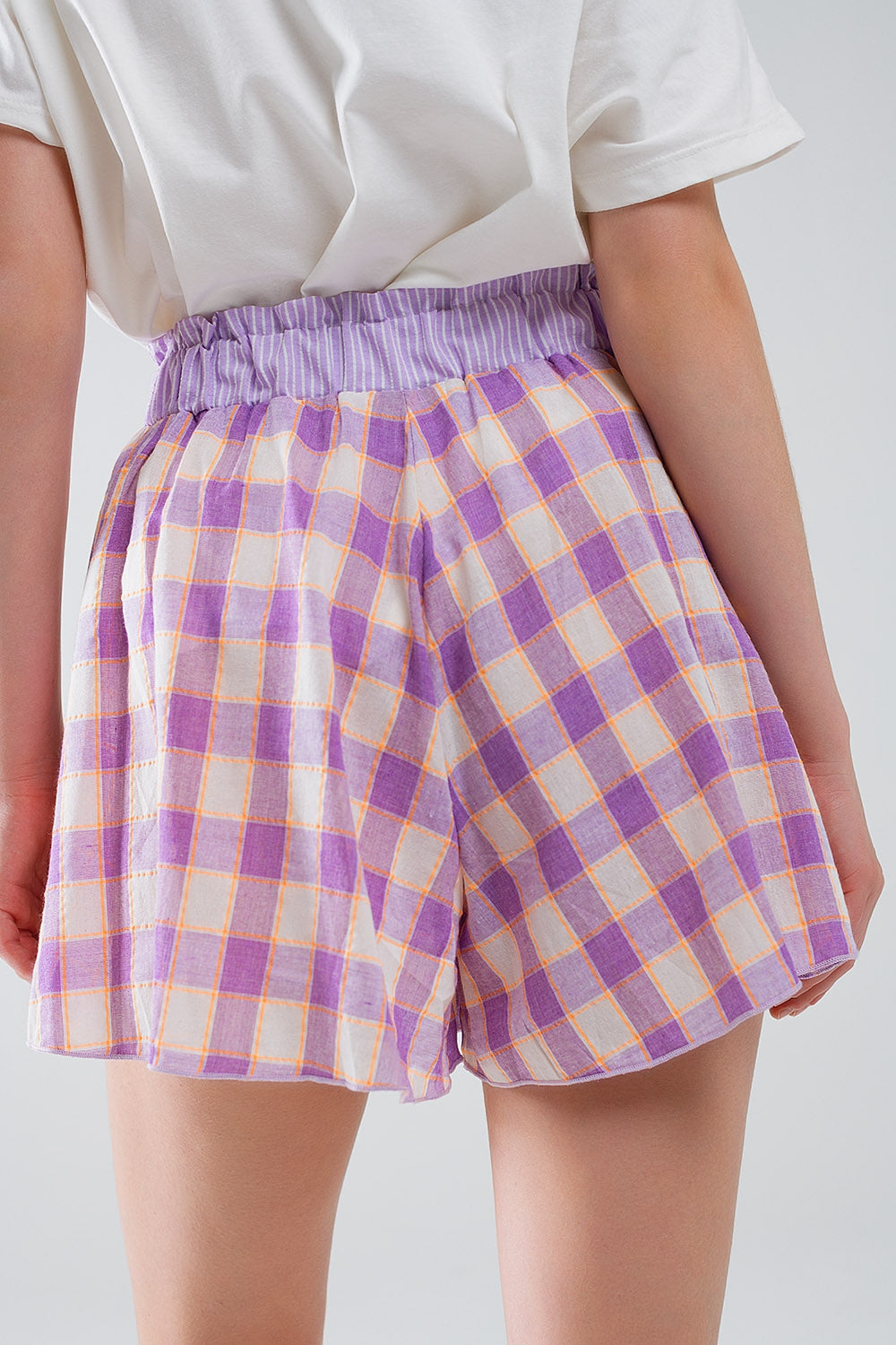 Pantaloncini con stampa a scacchi viola e dettagli aderenti in vita