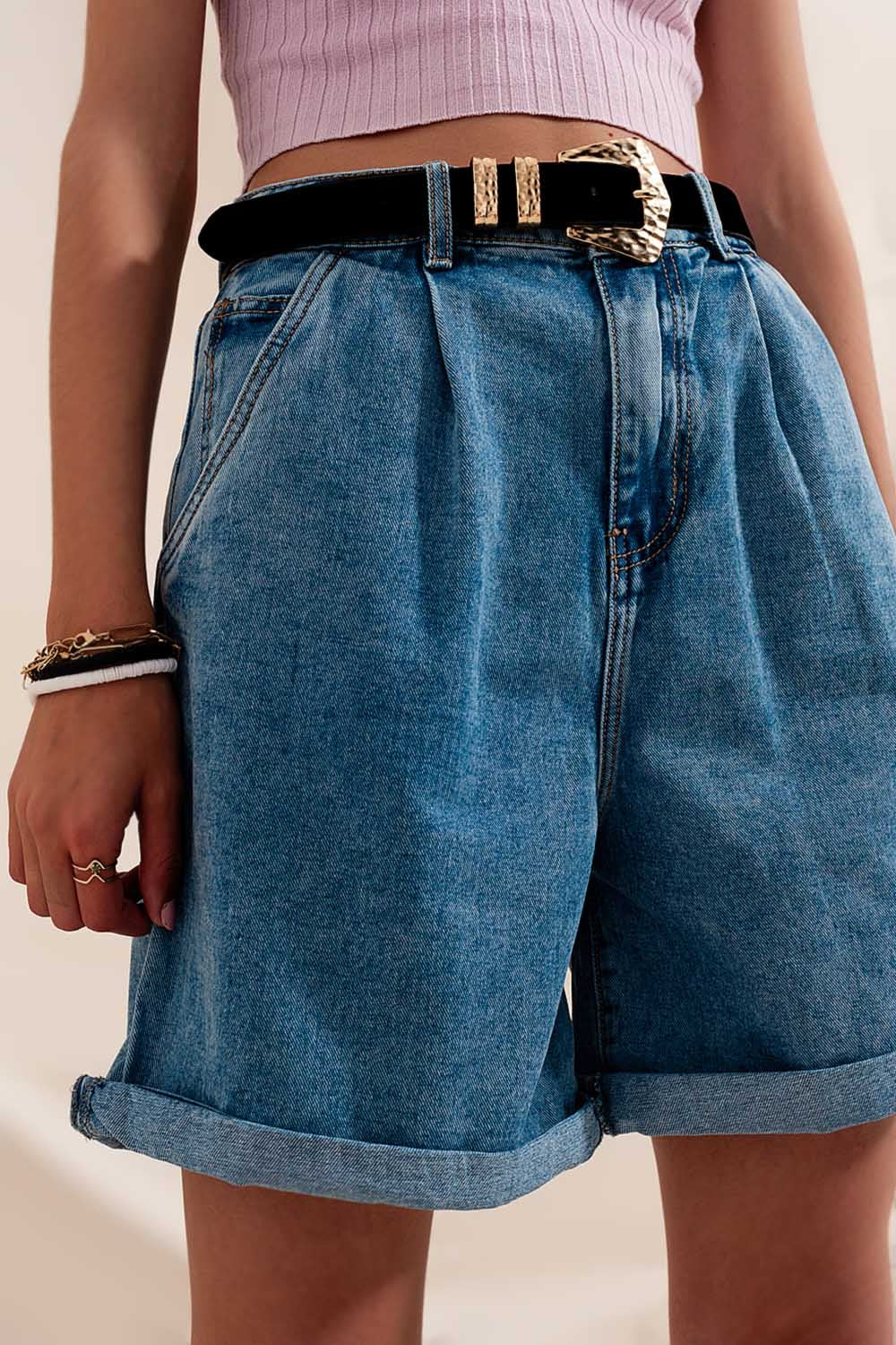Pantaloncini di jeans a vita alta a pieghe lavaggio medio