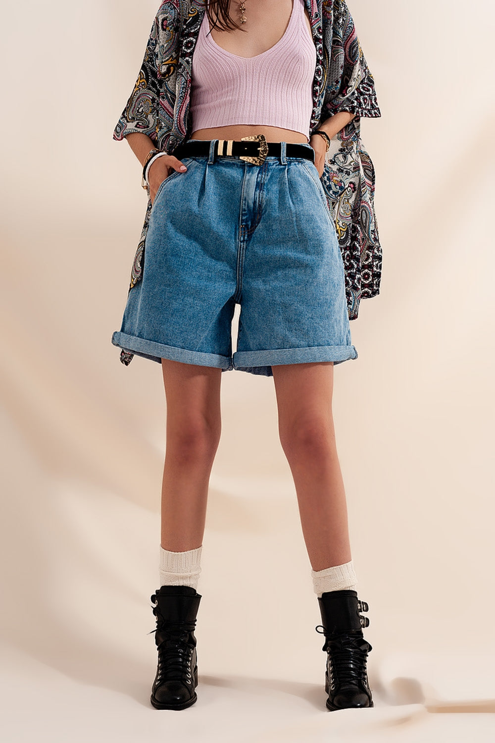 Pantaloncini di jeans a vita alta a pieghe lavaggio medio