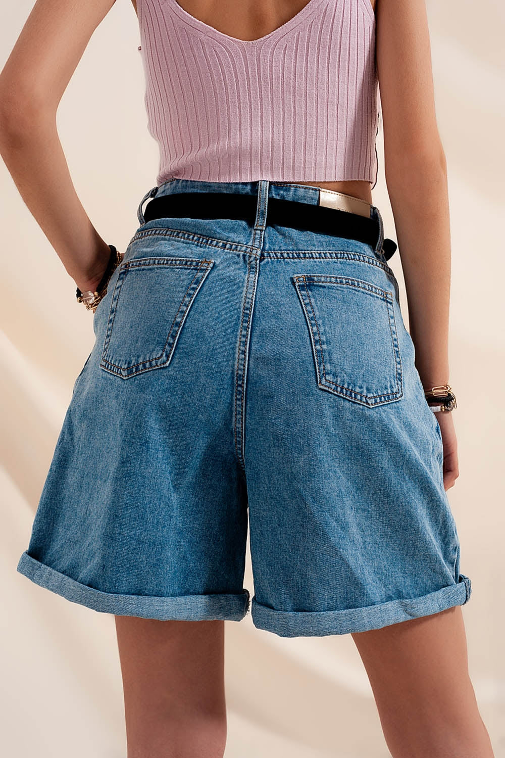 Pantaloncini di jeans a vita alta a pieghe lavaggio medio