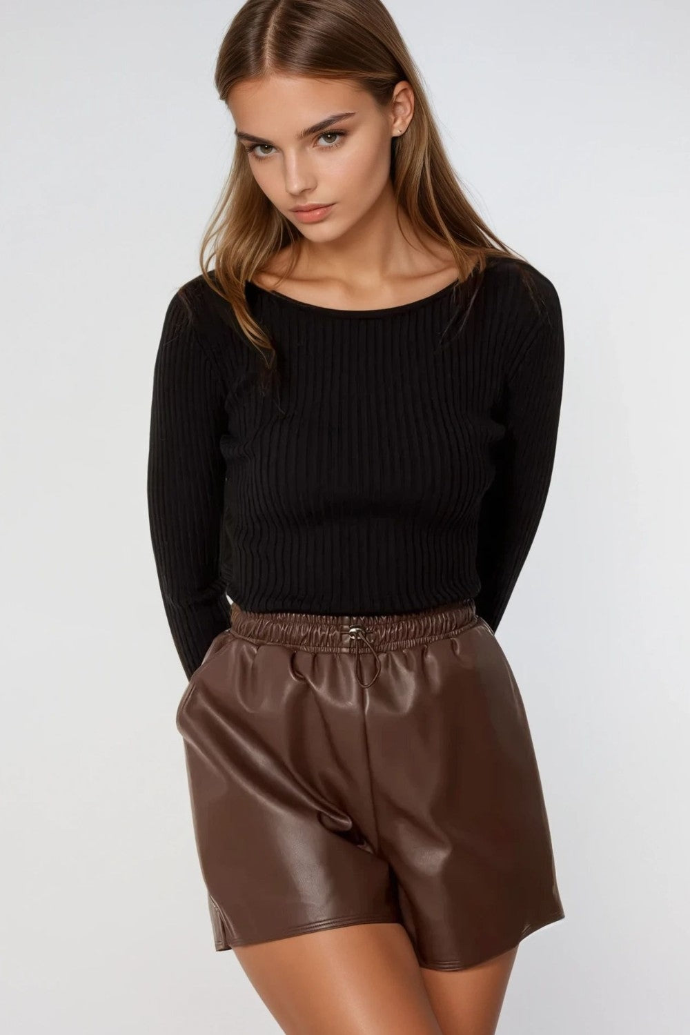 Q2 Pantaloncini in ecopelle marrone con arricciatura in vita con coulisse